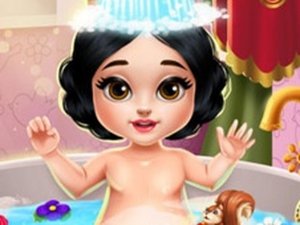 Snow White Baby Care Dress Up Game